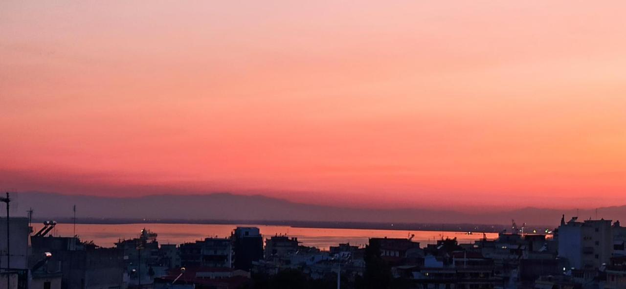 Sunset Rooftop Apartment Tesalonika Bagian luar foto