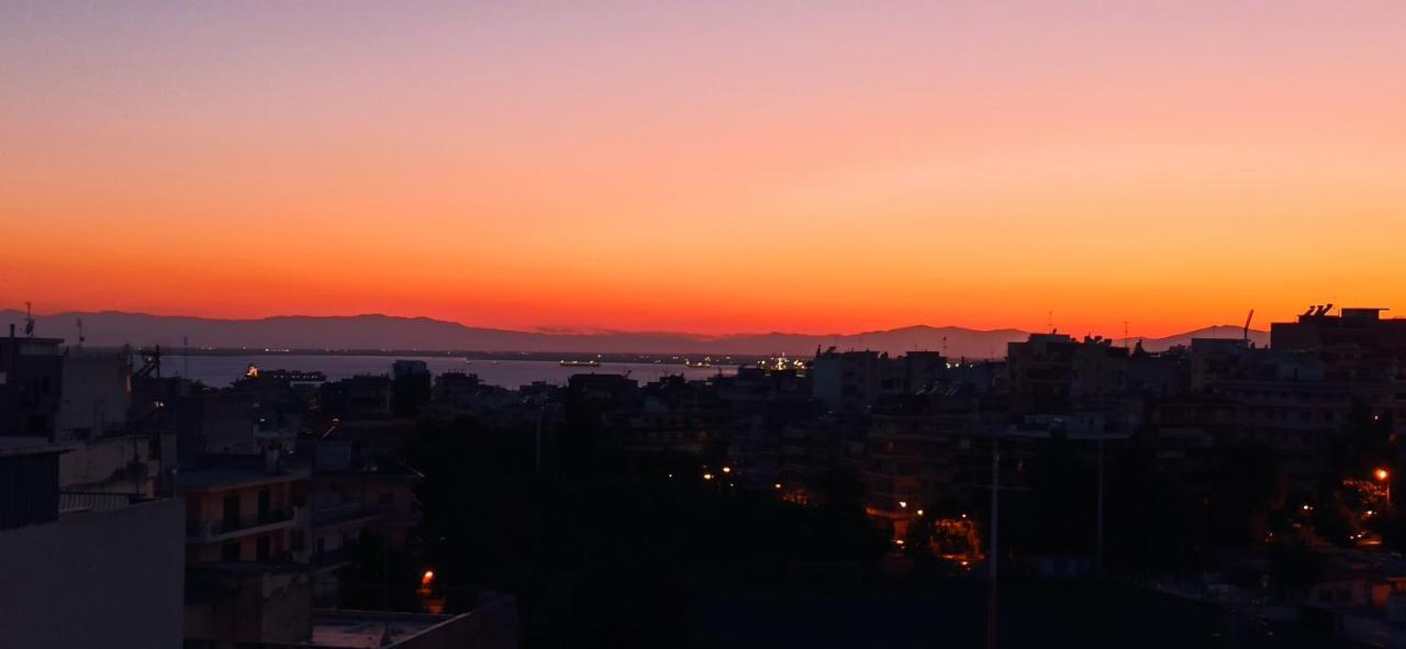 Sunset Rooftop Apartment Tesalonika Bagian luar foto